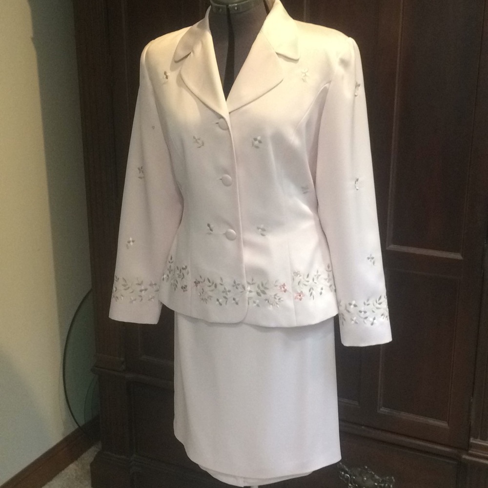 Pale pink embroirded suit